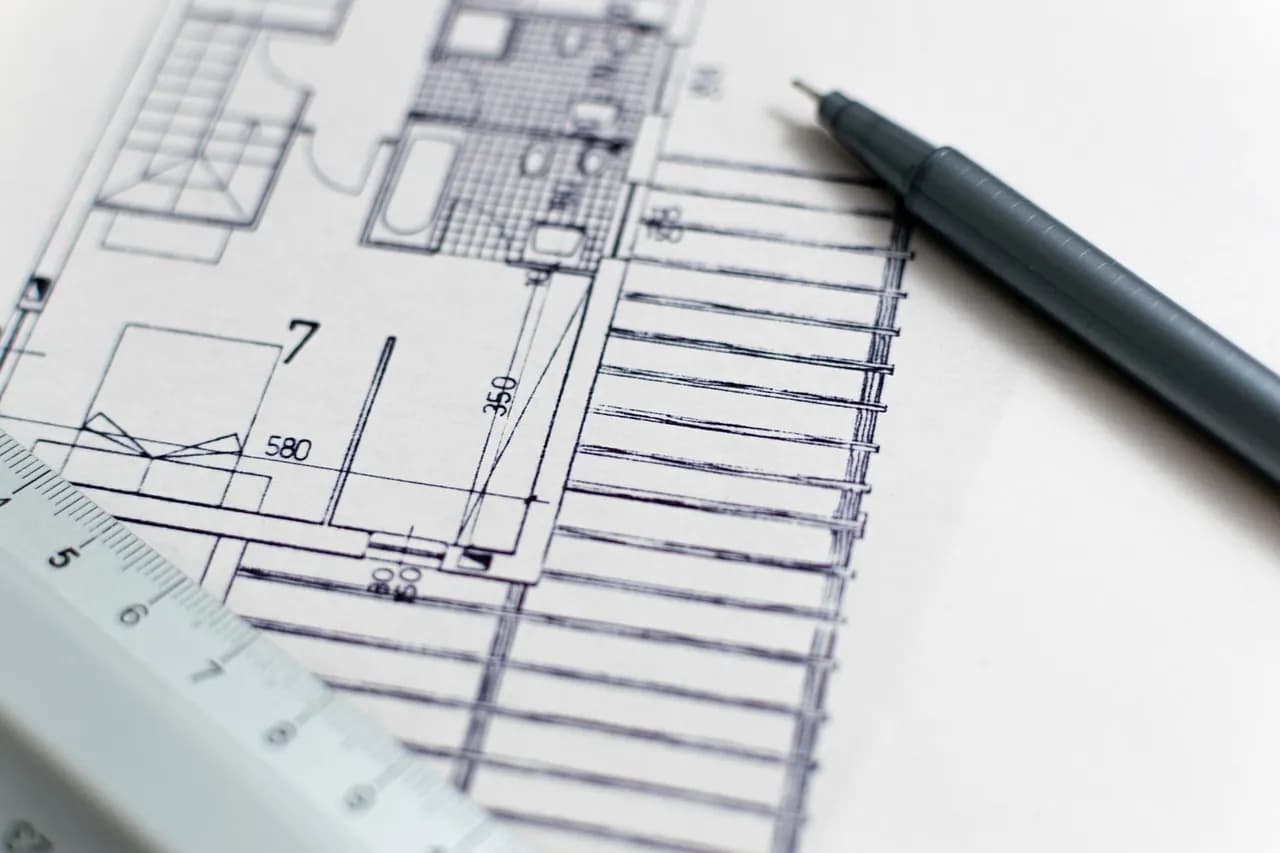 Bauplan und Planungsunterlagen zur Vorbereitung eines Bauprojekts